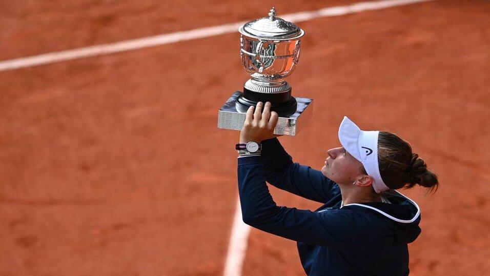 Barbara Krejcikova celebrates winning the French Open 2021